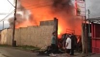 Incêndio destrói partes de carros e dois galpões de ferro velho em Minas Gerais (Reprodução/CorpodeBombeiros)